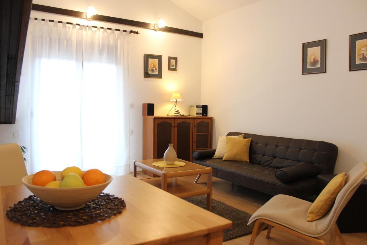 Apartments Dejana Stinjan Exterior photo